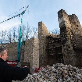 Zväčšiť fotografiu - Po južnom opevnení sa môžete prejsť premiérovo už túto sobotu - 20200224_TN_hrad_035w