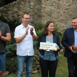 Po medzinárodnej cyrilometodskej trase zo skalky do velehradu vyrazili prví pútnici, časť cesty si s nimi prešiel aj trenčiansky župan - IMG_1023