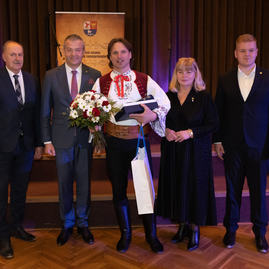 Zväčšiť fotografiu - Poznáme mená laureátov najvyšších ocenení kraja! - 20230327_TSK_verejne_uznania_077w
