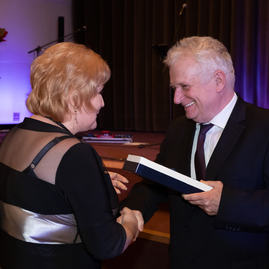 Zväčšiť fotografiu - Poznáme mená laureátov najvyšších ocenení kraja! - 20230327_TSK_verejne_uznania_095w