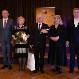 Zväčšiť fotografiu - Poznáme mená laureátov najvyšších ocenení kraja! - 20230327_TSK_verejne_uznania_099w