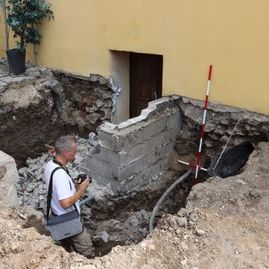 Prístavba výťahu v trenčianskej župnej knižnici naberá reálne kontúry - Archeolog_Peter_Schreiber__vykopavky_pri_kniznici
