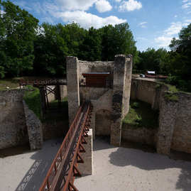 Zväčšiť fotografiu - Rekonštrukcia južného opevnenia krajskej dominanty získala významné ocenenie - 20210528_TN_HRAD_TREBUCHET_125w