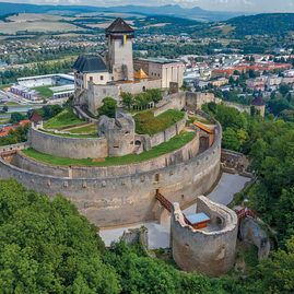 Zväčšiť fotografiu - Rekonštrukcia južného opevnenia krajskej dominanty získala významné ocenenie - Rekonstrukcia-juzneho-opevnenia-Trencianskeho-hradu-1170x779