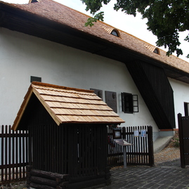 Zväčšiť fotografiu - Rodný dom dvoch významných osobností z trenčianskeho kraja má vynovenú strechu - IMG_0006