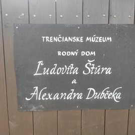 Zväčšiť fotografiu - Rodný dom dvoch významných osobností z trenčianskeho kraja má vynovenú strechu - IMG_20210722_100037