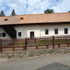Zväčšiť fotografiu - Rodný dom dvoch významných osobností z trenčianskeho kraja má vynovenú strechu - IMG_20210722_100259