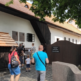 Zväčšiť fotografiu - Rodný dom dvoch významných osobností z trenčianskeho kraja má vynovenú strechu - IMG_20210722_100643