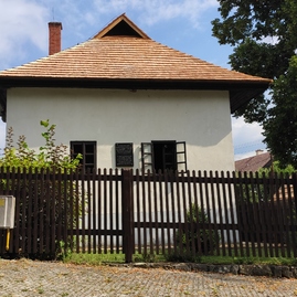 Zväčšiť fotografiu - Rodný dom dvoch významných osobností z trenčianskeho kraja má vynovenú strechu - IMG_20210722_100822