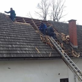 Zväčšiť fotografiu - Rodný dom dvoch významných osobností z trenčianskeho kraja má vynovenú strechu - strecha1