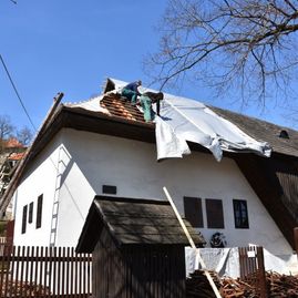 Zväčšiť fotografiu - Rodný dom dvoch významných osobností z trenčianskeho kraja má vynovenú strechu - strecha2