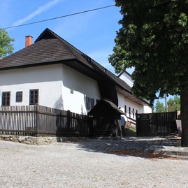 Zväčšiť fotografiu - Rodný dom dvoch významných osobností z trenčianskeho kraja má vynovenú strechu - zdroj_muzeum_TN