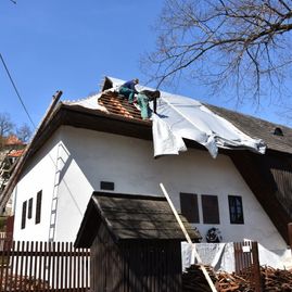 Zväčšiť fotografiu - Rodný dom najznámejších uhrovských rodákov s novou strechou - strecha2