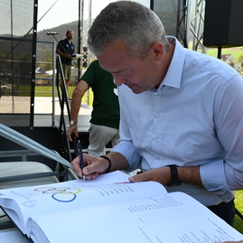 Zväčšiť fotografiu - Seniori z považskej bystrice si zašportovali na desiatom ročníku olympiády - DSC_7096