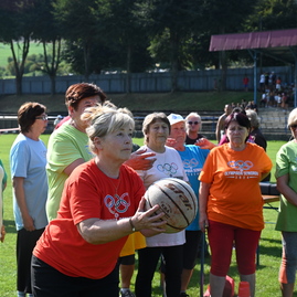 Zväčšiť fotografiu - Seniori z považskej bystrice si zašportovali na desiatom ročníku olympiády - DSC_7104