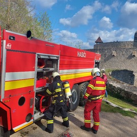 Zväčšiť fotografiu - Simulovaný požiar na trenčianskom hrade - 20230426_091807
