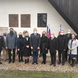 Zväčšiť fotografiu - Spomíname na veľkého človeka a politika - IMG_20211127_103605