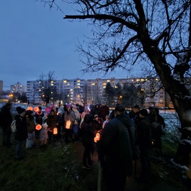 Zväčšiť fotografiu - Stane sa z lampiónového sprievodu pekná tradícia? - 20231201_162617