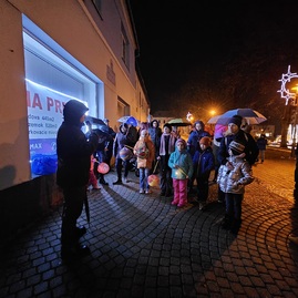 Zväčšiť fotografiu - Stane sa z lampiónového sprievodu pekná tradícia? - 20231201_165440