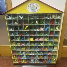 Zväčšiť fotografiu - Sté výročie trenčianskej knižnice oslávené stovkou jedinečných origami.