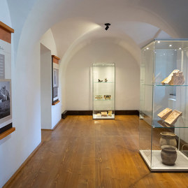Zväčšiť fotografiu - Svoje brány verejnosti otvorili dve župné knižnice, múzeum, hvezdáreň, pridá sa aj galéria - 20200602_Beckov_Ambrovec_005