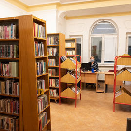 Zväčšiť fotografiu - Svoje brány verejnosti otvorili dve župné knižnice, múzeum, hvezdáreň, pridá sa aj galéria - 20201130_PB_kniznica_018w