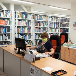 Zväčšiť fotografiu - Svoje brány verejnosti otvorili dve župné knižnice, múzeum, hvezdáreň, pridá sa aj galéria - 20201130_TN_kniznica_025w
