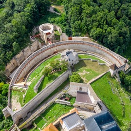 Zväčšiť fotografiu - Trenčianske múzeum vďaka dotácii zrekonštruuje a sprístupní ďalšie doposiaľ neprístupné hradné objekty - 463956507_943868517782442_68634349625802935_n