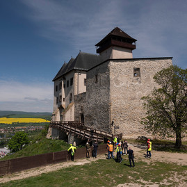 Zväčšiť fotografiu - Trenčiansky hrad sprístupnený už aj cez južné opevnenie! - 20200507_TSK_TN_066w