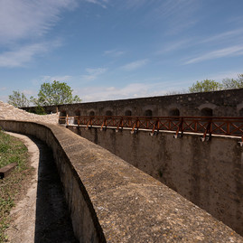 Zväčšiť fotografiu - Trenčiansky hrad už od polovice leta môžete navštíviť aj z jeho južnej strany - 20200507_TSK_TN_044w