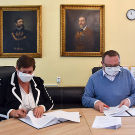 Zväčšiť fotografiu - Trenčiansky hrad zabojuje o značku európskeho kultúrneho dedičstva - TN múzeum_podpis memoranda_EHL (1)