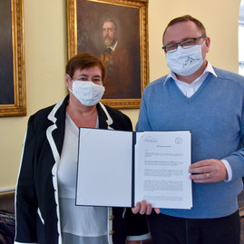 Zväčšiť fotografiu - Trenčiansky hrad zabojuje o značku európskeho kultúrneho dedičstva - TN múzeum_podpis memoranda_EHL (7)