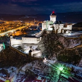 Zväčšiť fotografiu - Trenčiansky hrad zažiari v novom svetle