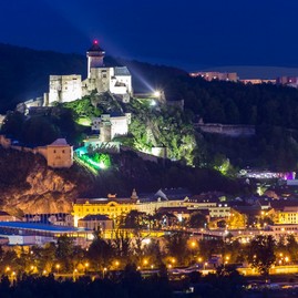Zväčšiť fotografiu - Trenčiansky hrad zažiari v novom svetle