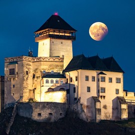 Zväčšiť fotografiu - Trenčiansky hrad zažiari v novom svetle