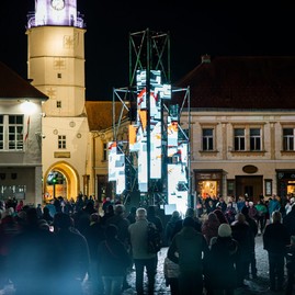 Zväčšiť fotografiu - Trenčín vo svetle reflektorov
