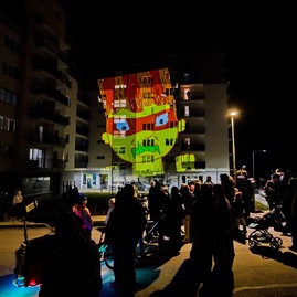 Zväčšiť fotografiu - Trenčín vo svetle reflektorov