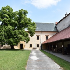 Zväčšiť fotografiu - Uhádnete, aký krok pomohol trenčianskemu múzeu dosiahnuť rekordnú návštevnosť? - kuria-ambrovec-beckov