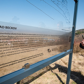 Zväčšiť fotografiu - Unikátne tabule odhaľujú zašlú slávu siedmich krajských hradov a zrúcanín - TSK_tabule KOCR_Beckov_mini (36 of 44)