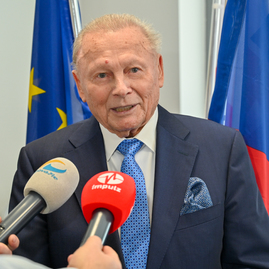 Zväčšiť fotografiu - V knižnici pribudli vzácne nepredajné knihy od bývalého prezidenta - DSC_9829