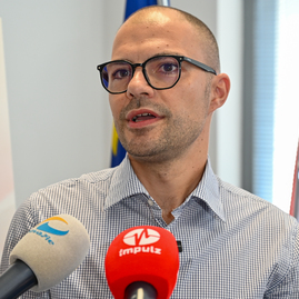Zväčšiť fotografiu - V knižnici pribudli vzácne nepredajné knihy od bývalého prezidenta - DSC_9835