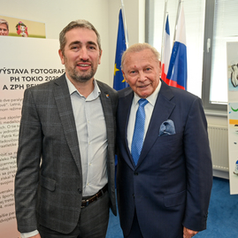 Zväčšiť fotografiu - V knižnici pribudli vzácne nepredajné knihy od bývalého prezidenta - DSC_9869