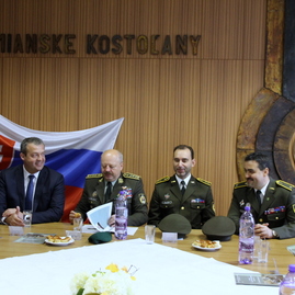 V zemianskych kostoľanoch je po ňom pomenovaná ulica i umiestnená pamätná tabuľa. druhý ročník memoriálu kapitána weinholda spojil ľudí a pripomenul odkaz snp. - IMG_1676