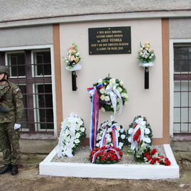 V zemianskych kostoľanoch je po ňom pomenovaná ulica i umiestnená pamätná tabuľa. druhý ročník memoriálu kapitána weinholda spojil ľudí a pripomenul odkaz snp. - IMG_8637