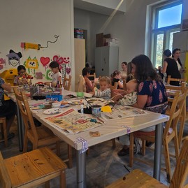 Zväčšiť fotografiu - V župnej galérii je neustále rušno
