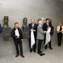 Vestibul župného úradu zdobia oddnes busty 4 významných rodákov - 20190506_TSK_busty_016w