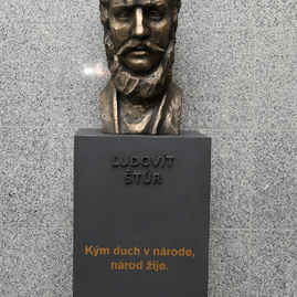 Vestibul župného úradu zdobia oddnes busty 4 významných rodákov - 20190506_TSK_busty_025w