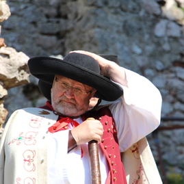 Viac ako 800-ročná historická dominanta stredného považia láka výstupom na zrekonštruovanú hradnú vežu - LEDNICA (15)