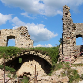 Viac ako 800-ročná historická dominanta stredného považia láka výstupom na zrekonštruovanú hradnú vežu - LEDNICA (25)