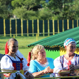 Viac ako dvadsiatka účinkujúcich, dvetisíc divákov a štyri podujatia s nádychom ľudovej kultúry a tradícií. aj taký bol víkend na hornej nitre. - DIVIAKY5